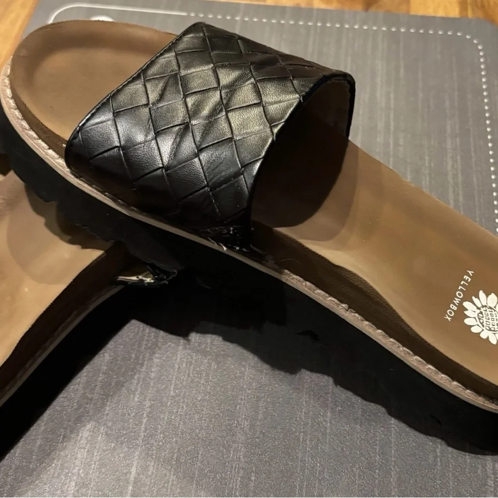 Yellow Box Kaibee black sandal slides sz 7.5 - Picture 2 of 4